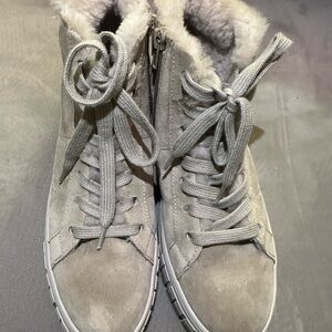 Women's Cozy Gray Fur-Lined Boots almost new